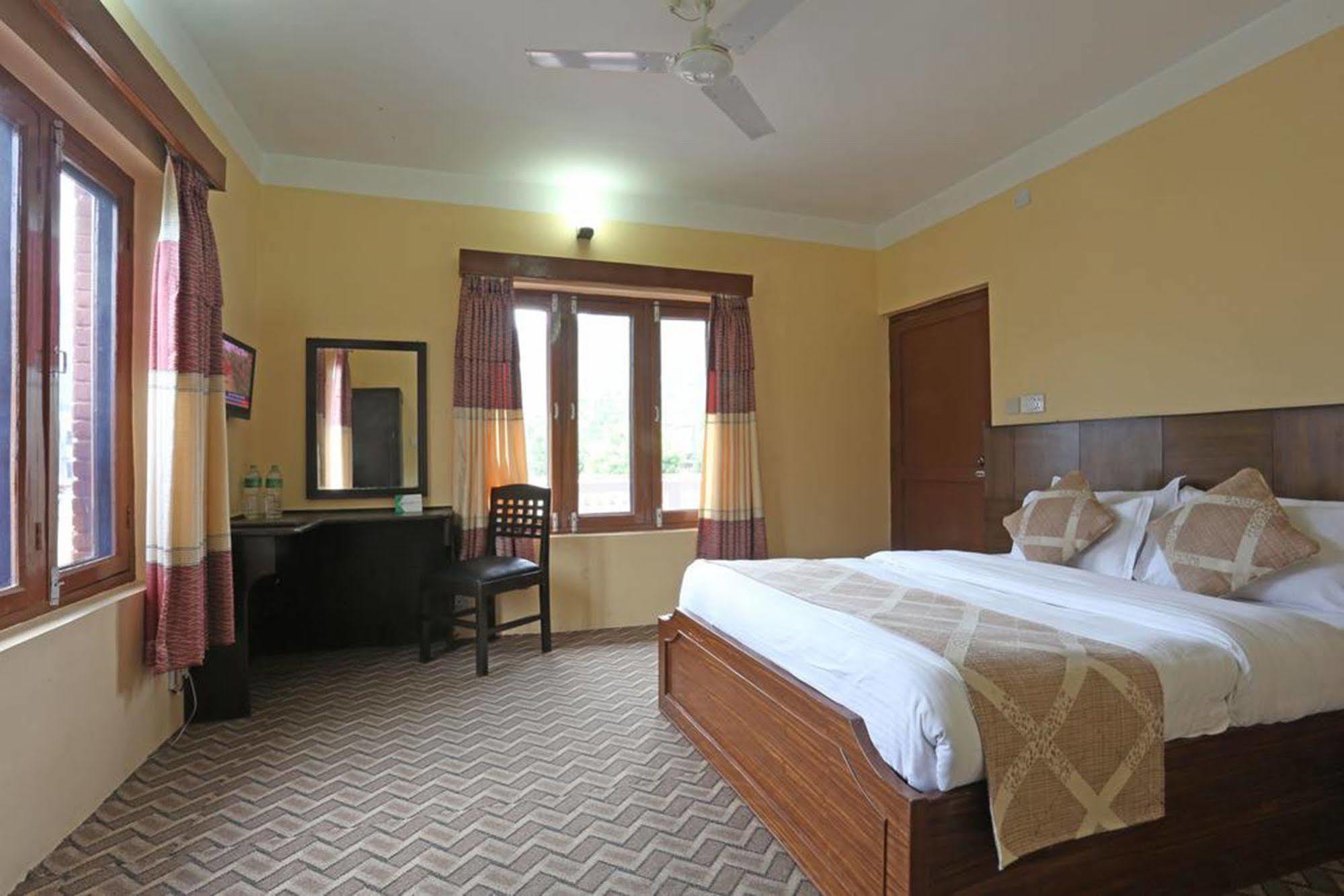Hotel Peninsula Pokhara Zewnętrze zdjęcie
