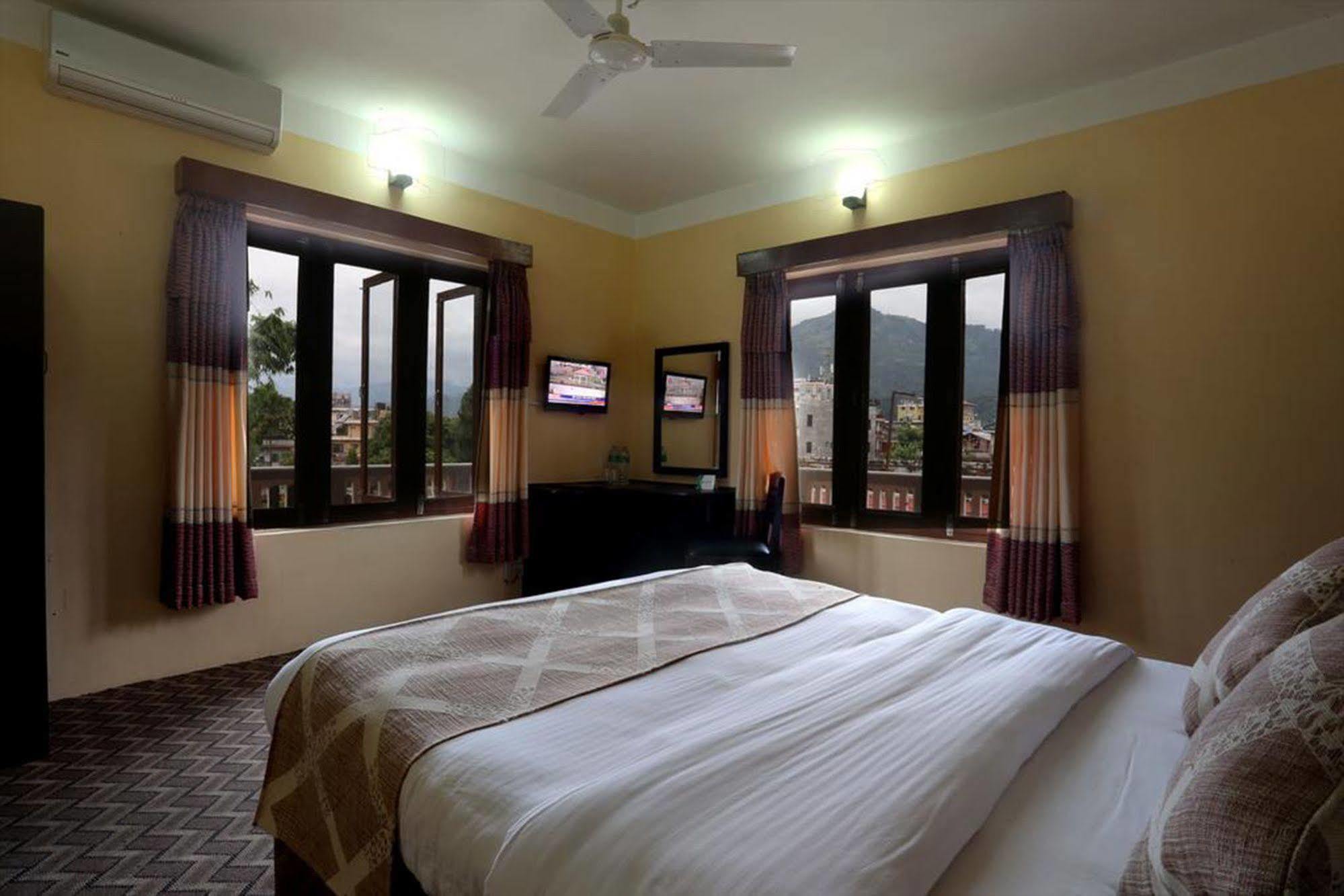 Hotel Peninsula Pokhara Zewnętrze zdjęcie