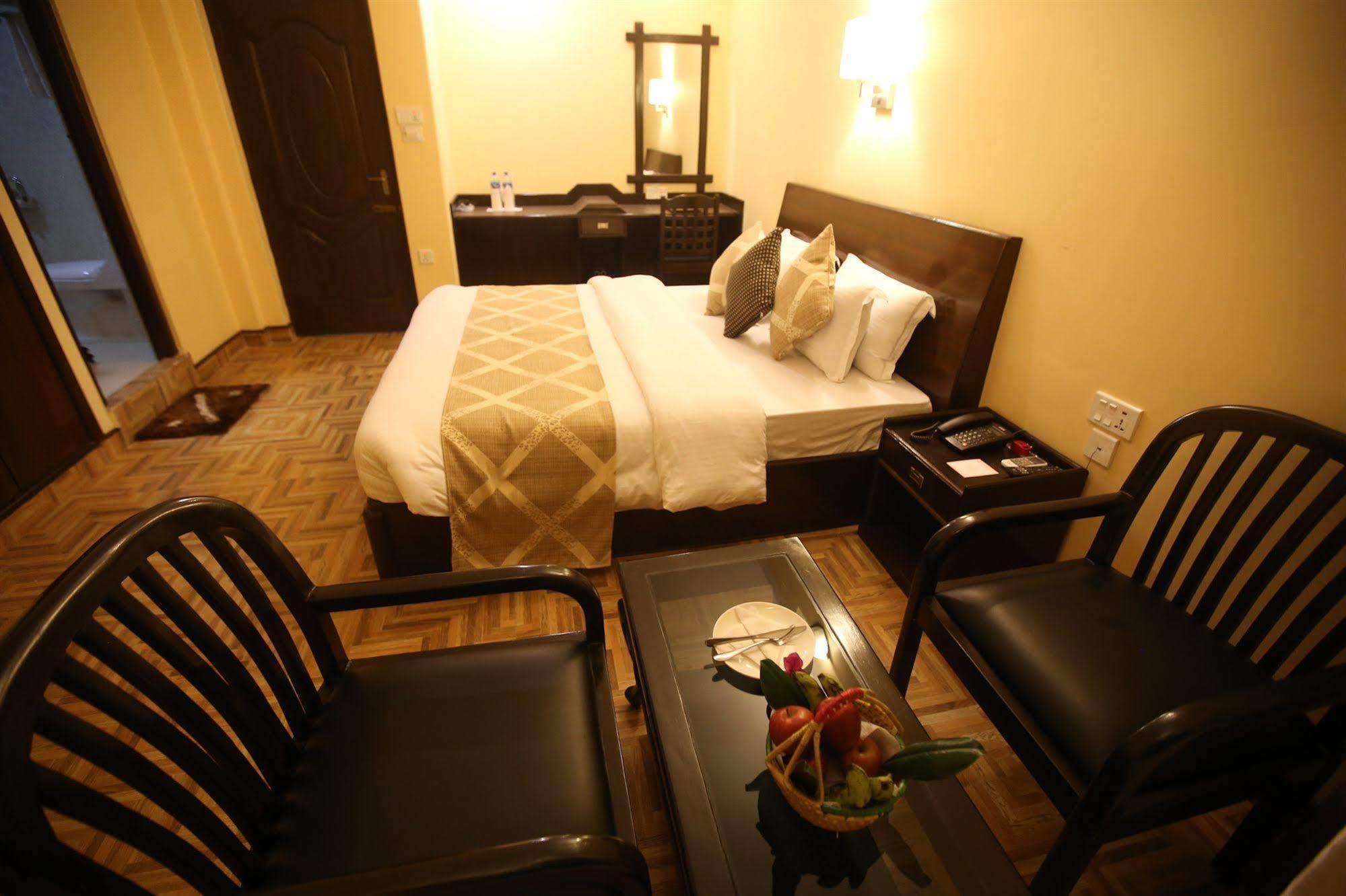 Hotel Peninsula Pokhara Zewnętrze zdjęcie